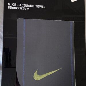 Nike Striped Jacquard Towel Large 60x120cm Midnight Navy/Game Royal/Venom Green